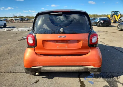 2016 Smart Fortwo z USA, uszkodzony, nr VIN WMEFJ5DA2GK071028